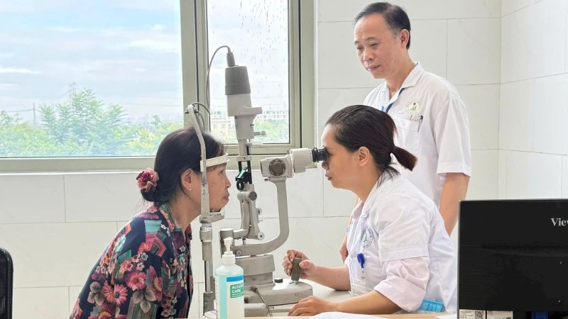 Cụ thể hóa mục tiêu khám sức khỏe miễn phí cho người dân 1 Các y, bác sĩ Bệnh viện đa khoa Thường Tín (Sở Y tế Hà Nội) khám sức khỏe định kỳ cho người dân trên địa bàn thành phố Hà Nội.