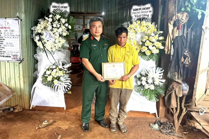 Đại diện gia đình nhận giấy khen của Chủ tịch UBND xã Chư Sê truy tặng hạ sĩ Kpă Thiệp vì hành động dũng cảm cứu người 