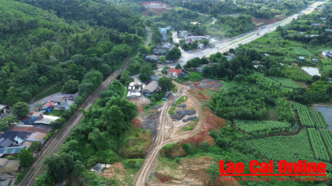 Điểm đấu nối của dự án Đại lộ Trần Hưng Đạo kéo dài đang trong quá trình thi công, hoàn thiện hạ tầng. Ảnh Du Kỷ