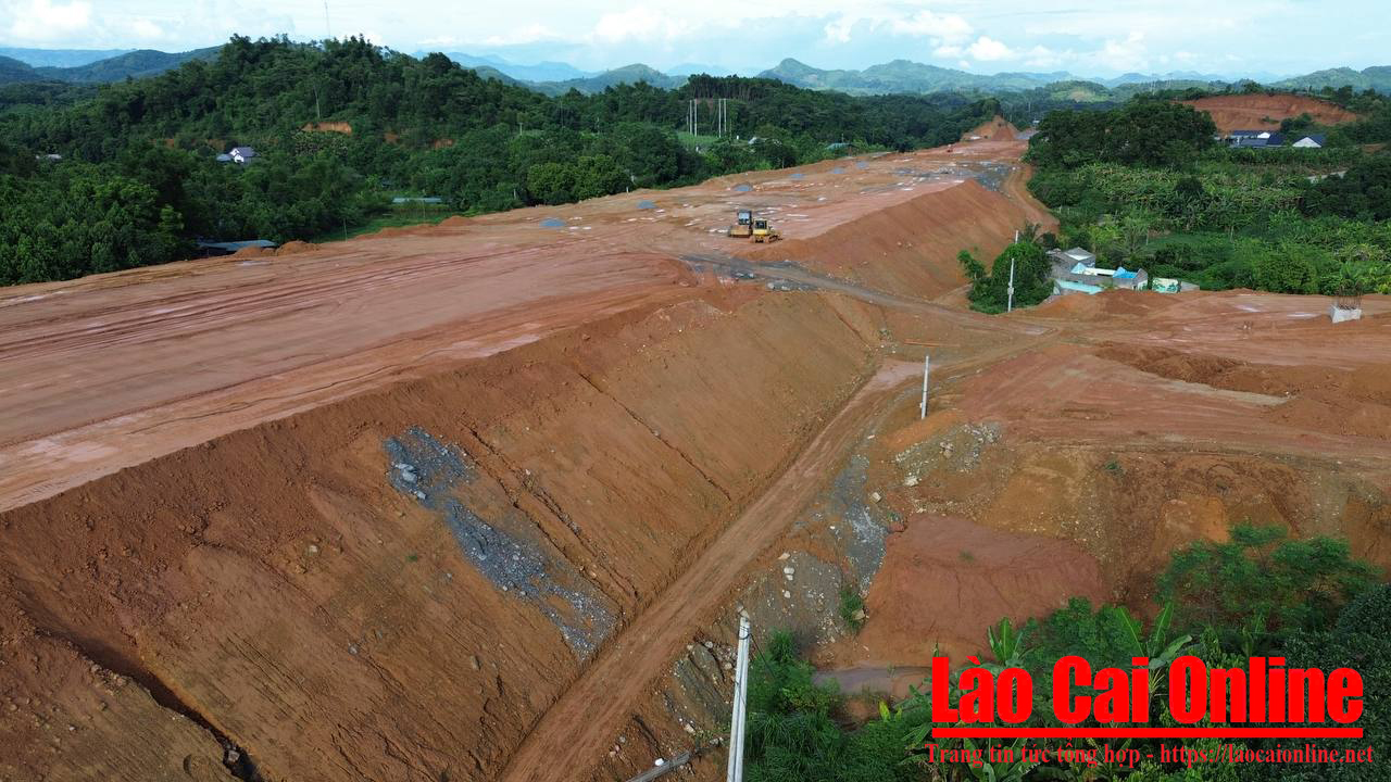 Nhiều máy móc, thiết bị đang hoạt động phục vụ thi công dự án. Ảnh Du Kỷ