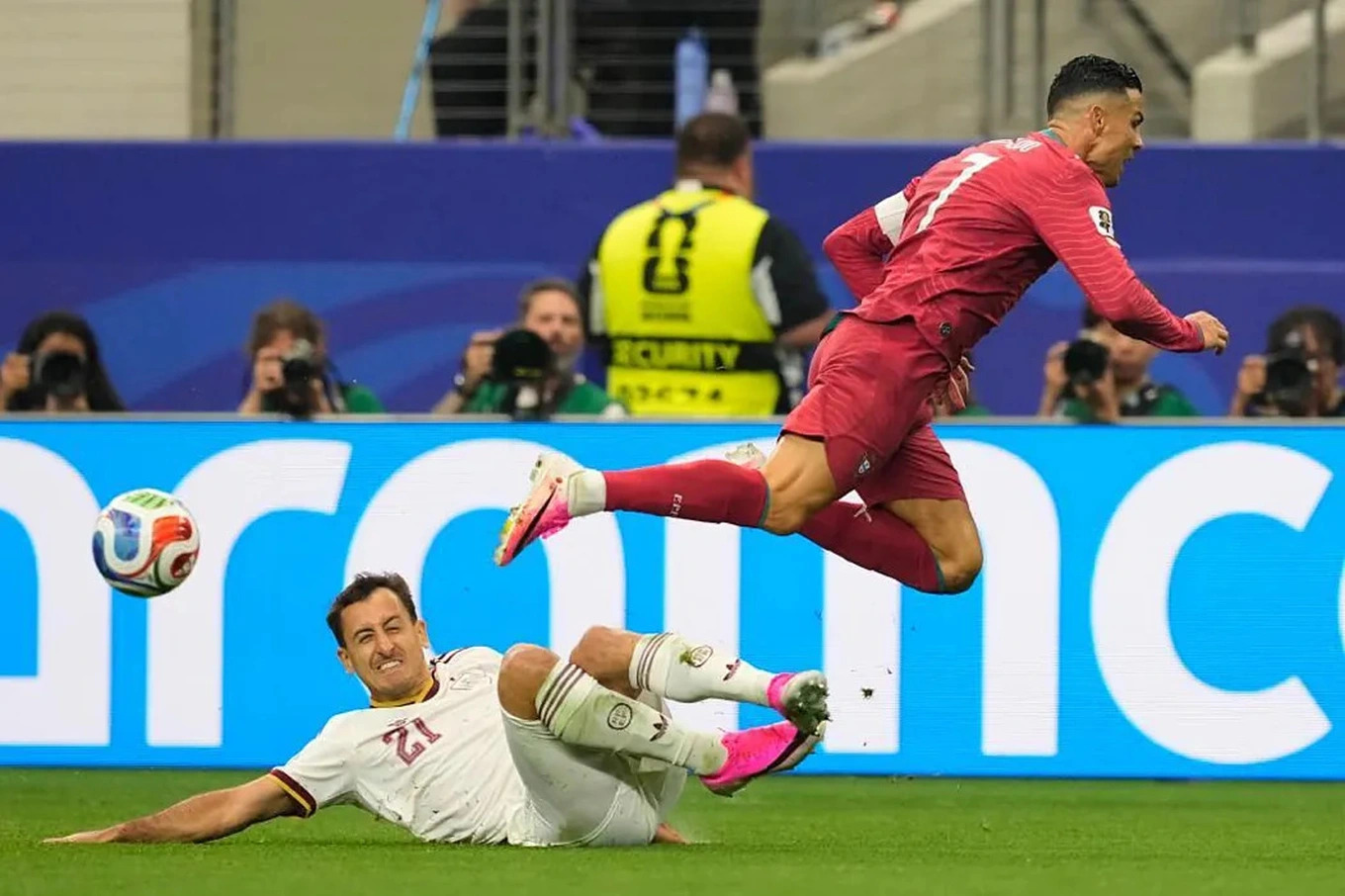 Tình huống Ronaldo tranh chấp bóng với Oyarzabal (Ảnh: La Presse).
