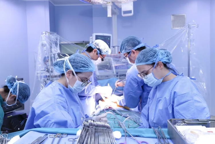 Tháng 7 tri ân: Những nhịp sống được nối dài từ nghĩa cử hiến tạng 2 Các bác sĩ thực hiện lấy ghép đa tạng.