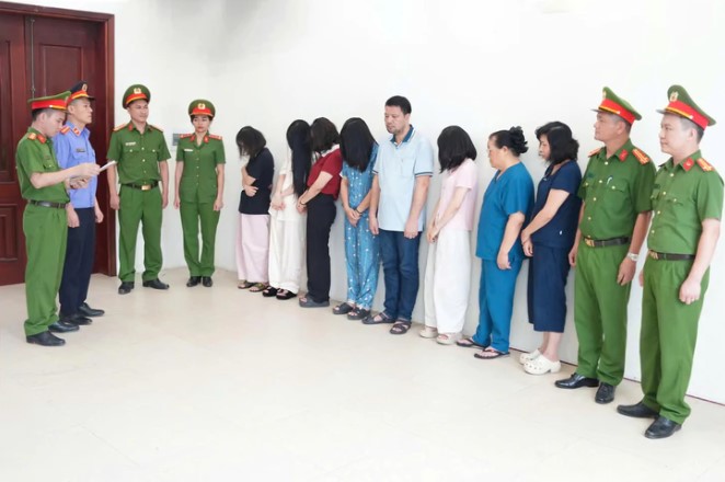 Nghệ An: Bơm Sữa Đậu Nành Vào Niệu Đạo Để Vẽ Bệnh, 10 Người Bị Khởi Tố 2 Cơ quan Cảnh sát điều tra Công an tỉnh Nghệ An đọc lệnh khởi tố vụ án, khởi tố 10 bị can về tội “Lừa dối khách hàng”. Ảnh: Công an cung cấp