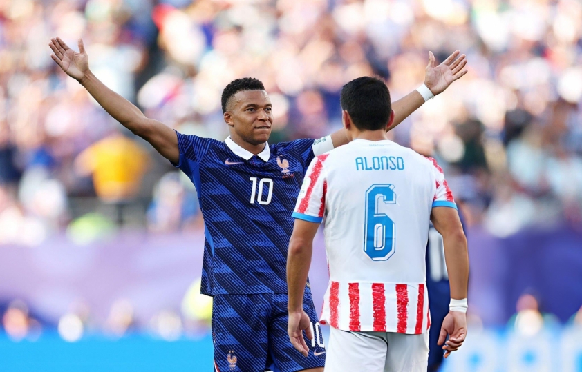 Mbappe ghi bàn, Pháp vượt Paraguay vào tứ kết World Cup 2026 1 Đội trưởng tuyển Pháp ăn mừng ngạo nghễ với bàn thắng thứ 7 tại World Cup 2026.
