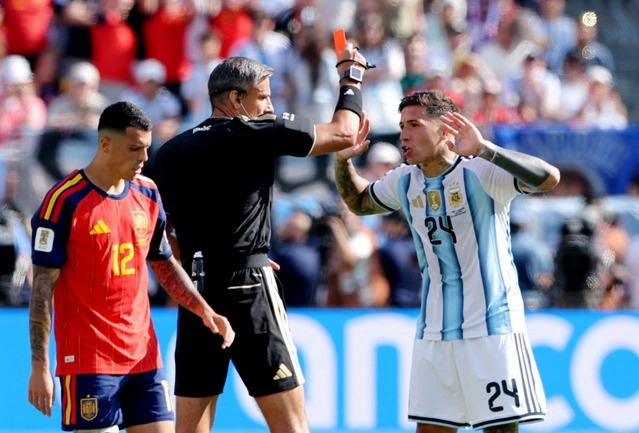 Messi bất lực, Tây Ban Nha hạ Argentina sau hiệp phụ để vô địch World Cup 2026 1 Enzo Fernandez nhận thẻ đỏ vào cuối trận