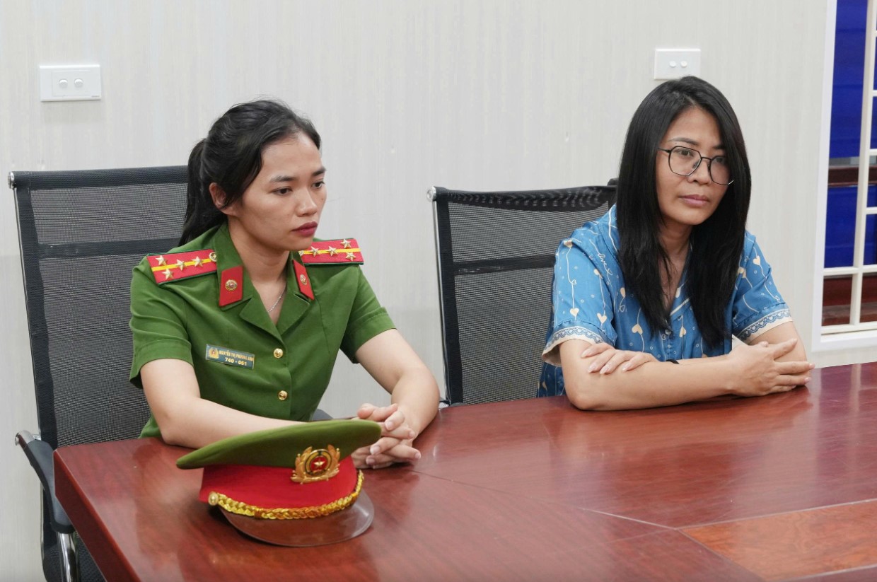 Nghệ An: Bơm Sữa Đậu Nành Vào Niệu Đạo Để Vẽ Bệnh, 10 Người Bị Khởi Tố 6 Công an làm việc với các đối tượng. ẢNH: Công an cung cấp.