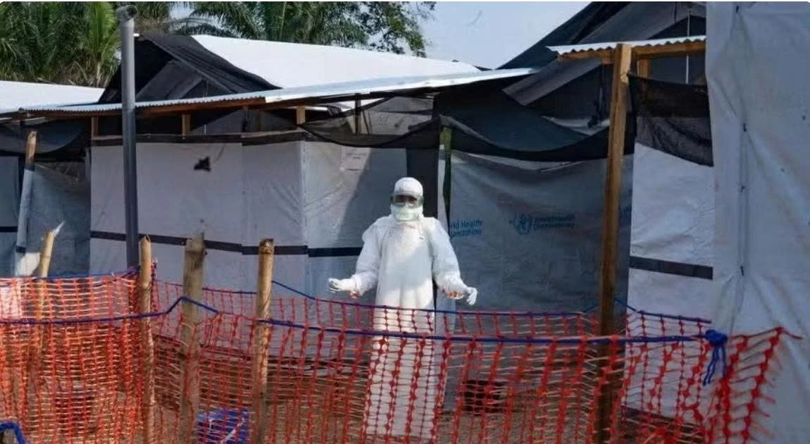 Một nhân viên y tế khử trùng tại một trung tâm điều trị Ebola ở khu vực y tế Bulape, Cộng hòa dân chủ Congo. (Ảnh: Tân Hoa xã)