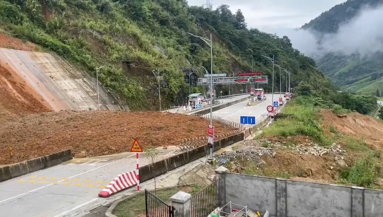 Sạt Lở Nghiêm Trọng Trên Tỉnh Lộ 155, Giao Thông Qua Khu Vực BOT Tả Phìn Tê Liệt 1 Hiện Trường Sạt Lở Chặn Kín Tuyến Đường Tỉnh 155 ( Ảnh: nhịp sống tả phìn)