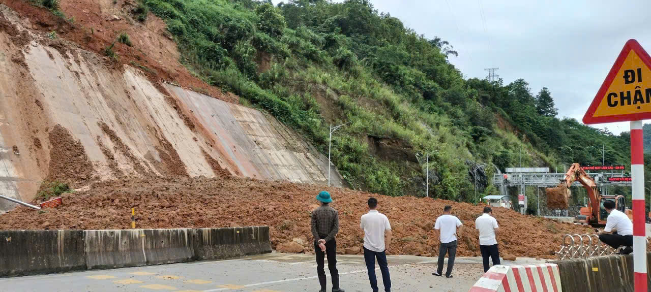 Sạt Lở Nghiêm Trọng Trên Tỉnh Lộ 155, Giao Thông Qua Khu Vực BOT Tả Phìn Tê Liệt 3 Đất Đá Đổ Ập Xuống Mặt Đường, Giao Thông Tê Liệt ( Ảnh: nhịp sống tả phìn)