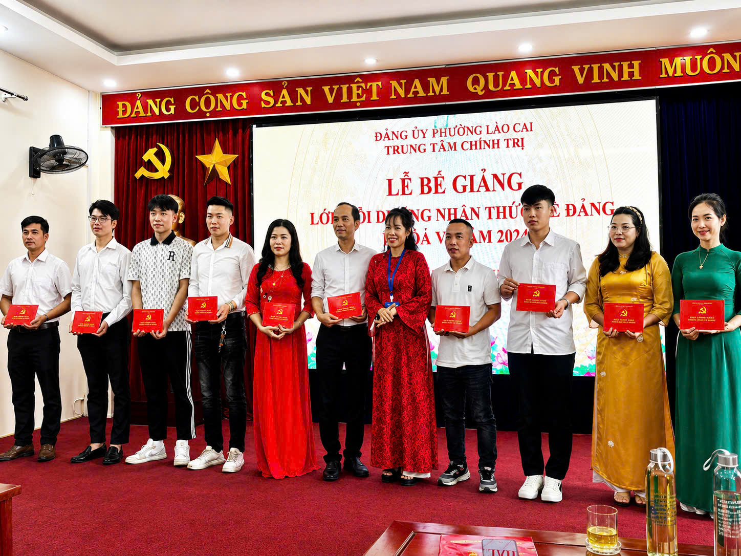 Các học viên lên nhận chứng chỉ hoàn thành lớp bồi dưỡng nhận thức về Đảng khóa VI năm 2026.Ảnh Huy Hòa