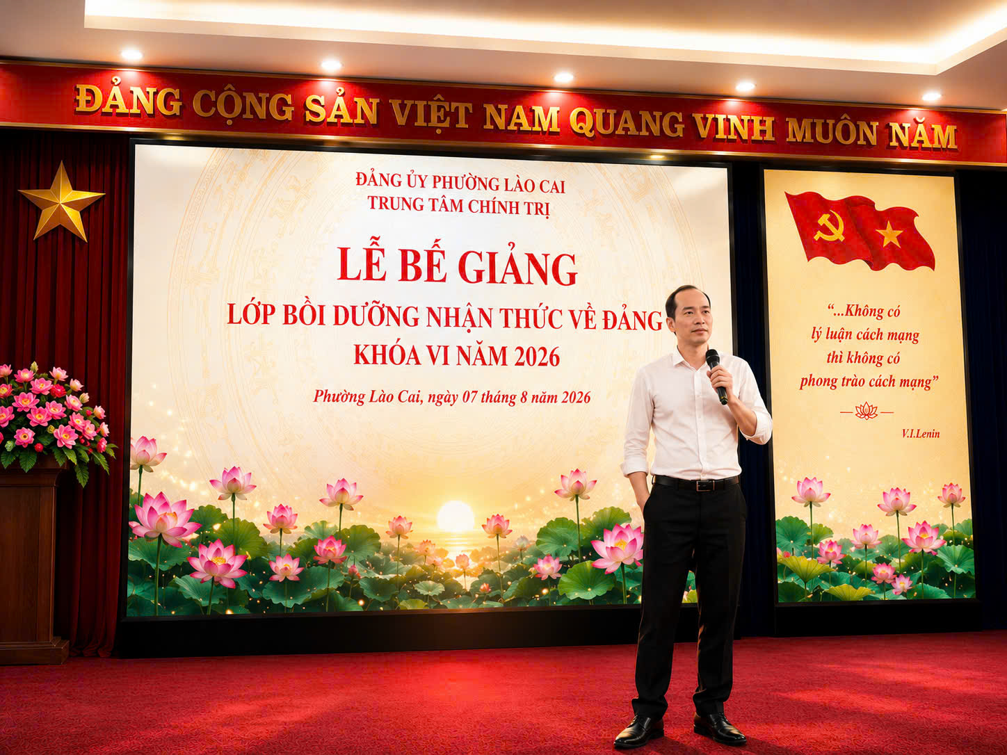 Tiết mục văn nghệ đơn ca mở màn chương trình. Ảnh Huy Hòa