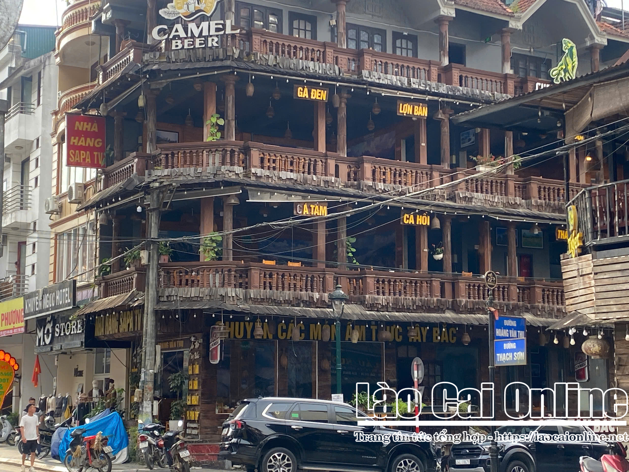 Theo ghi nhận, cơ sở tại số 019 đường Hoàng Văn Thụ vẫn sáng đèn, mở cửa. Nhân viên có mặt tại đây để vệ sinh và chuẩn bị các công việc phục vụ hoạt động kinh doanh. Tại khu vực bếp, một số nhân viên đang sơ chế rau củ, đồng thời chuẩn bị các món ăn. Ảnh Du Kỷ