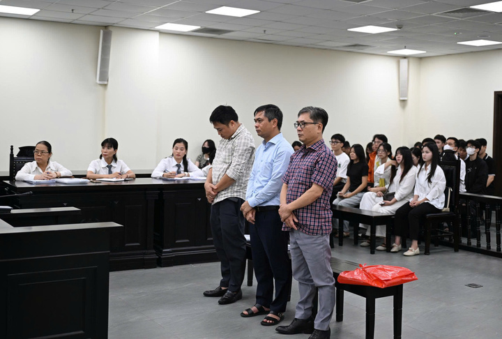 Các bị cáo tại toà.