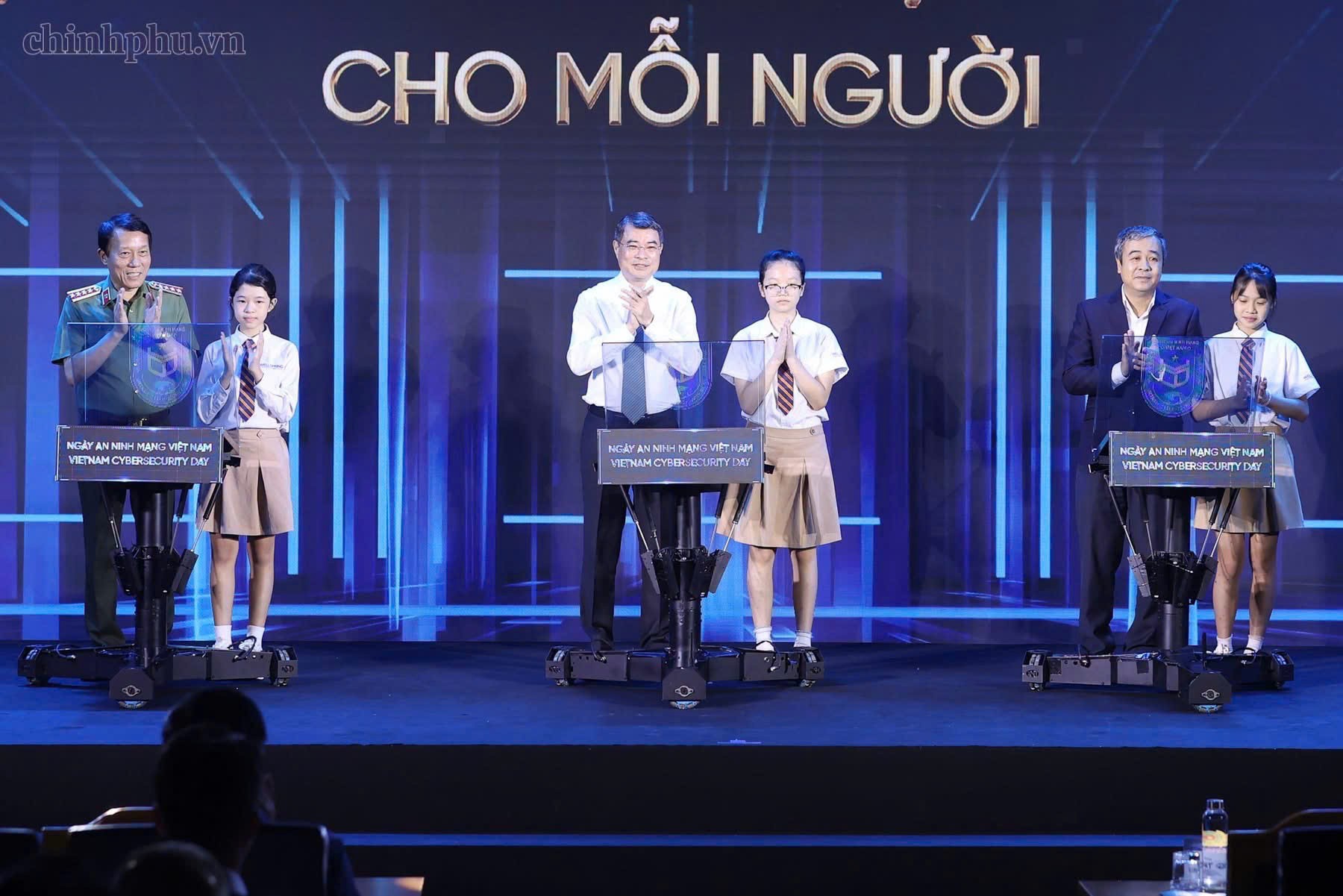 Thủ tướng cùng các đại biểu thực hiện nghi thức phát động chuỗi hoạt động Ngày An ninh mạng Việt Nam năm 2026.