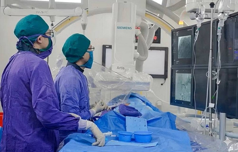 Ứng dụng AI được các bác sĩ khoa Chẩn đoán hình ảnh (Bệnh viện đa khoa tỉnh Quảng Ninh) triển khai hiệu quả giúp hỗ trợ điều trị kịp thời cho các trường hợp người bệnh bị đột quỵ (Ảnh: HẠ LONG)