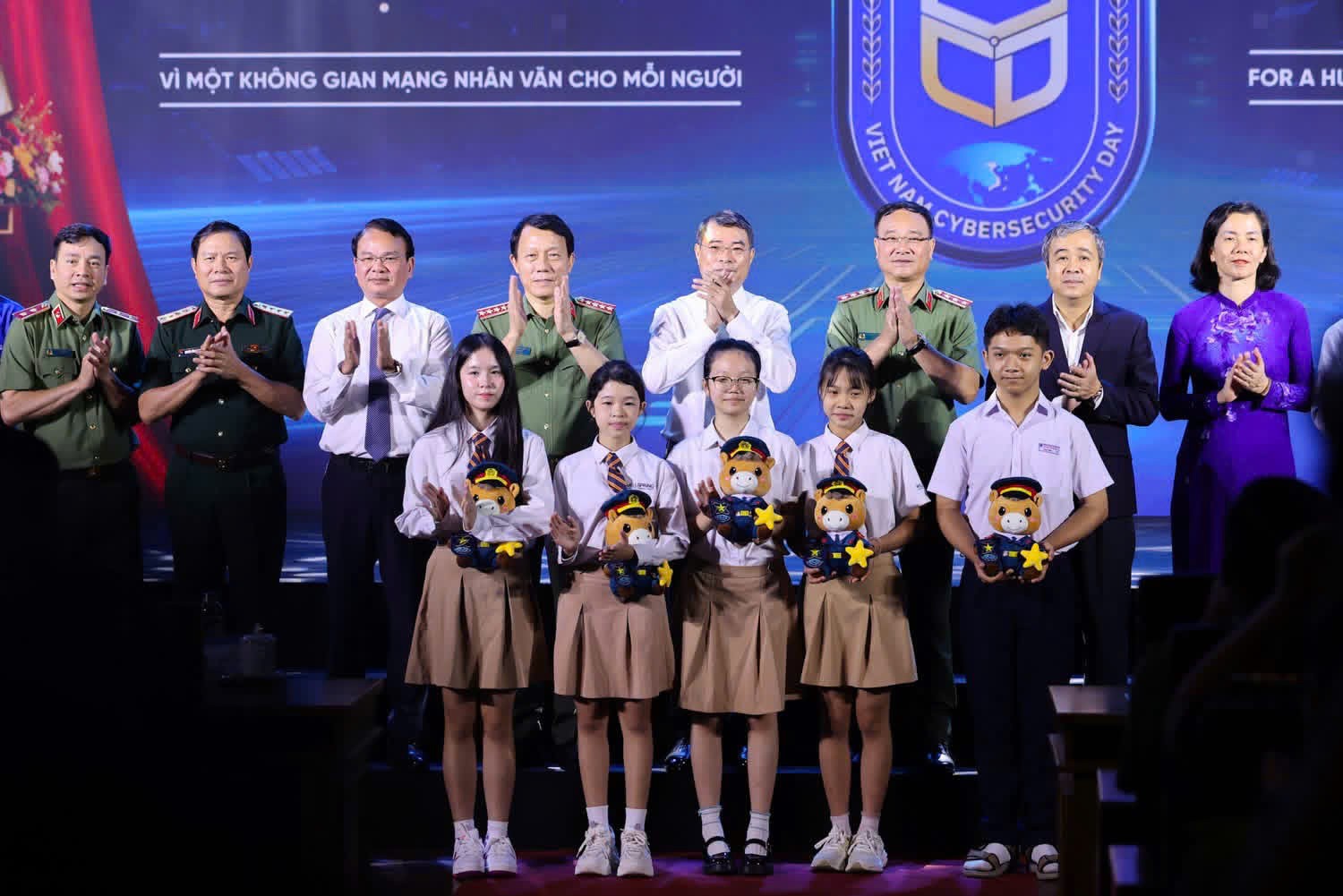 Thủ tướng cùng các đại biểu thực hiện nghi thức phát động chuỗi hoạt động Ngày An ninh mạng Việt Nam năm 2026.