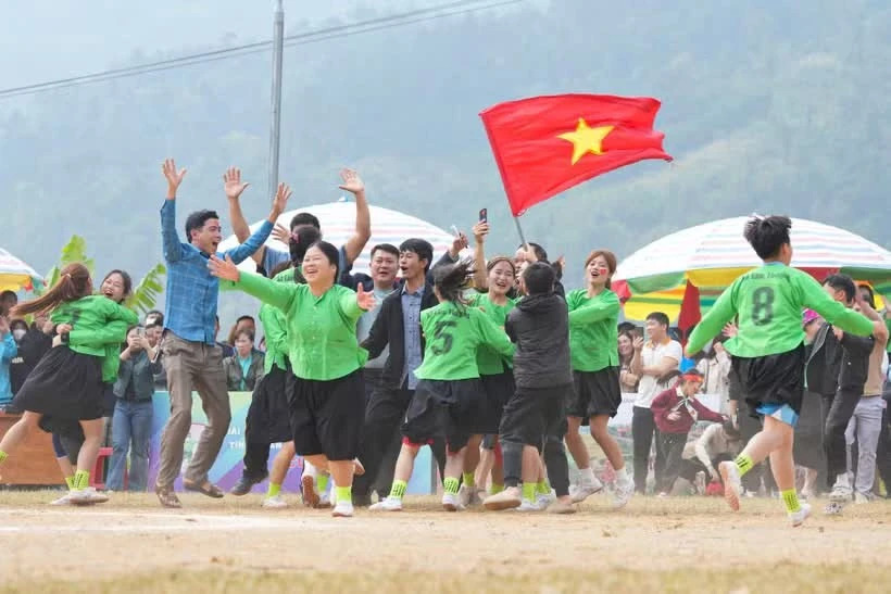 Cập nhật lịch thi đấu Giải bóng đá nữ các dân tộc thiểu số Việt Nam 2026 1 Đội Lâm Thượng (Lào Cai) là nhà vô địch của Giải Bóng đá nữ các dân tộc thiểu số tỉnh Quảng Ninh mở rộng năm 2025 - Cúp VTV5. (Ảnh: VTV)