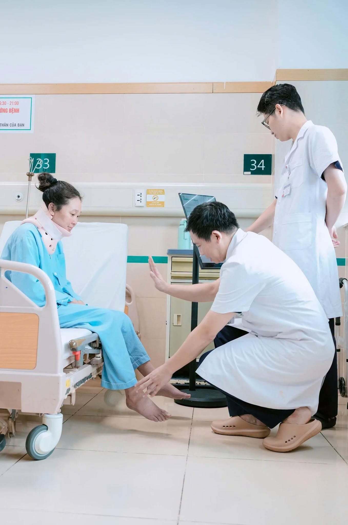 "Giờ tôi đã tự đi lại được. Gia đình ở quê nhà khi biết tin đều bật khóc. Tôi xin cảm ơn các bác sĩ Bệnh viện Bạch Mai và những người đã giúp đỡ gia đình tôi", chị N. nói qua phiên dịch. Ảnh:BVCC