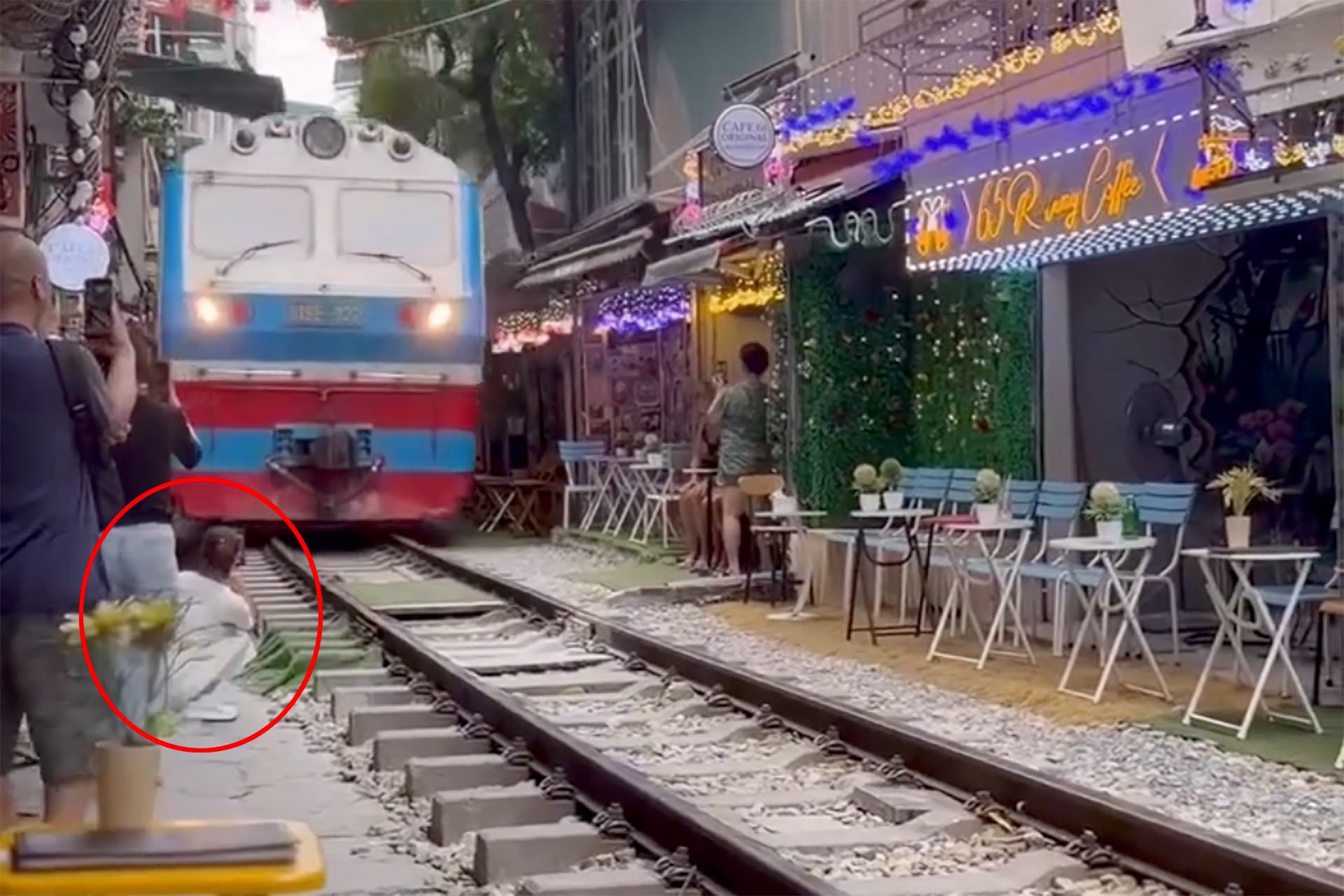 Cô gái ngồi cà phê đường tàu bị hất văng điện thoại 7 772114741 2281281119340666 372579368072242588 n