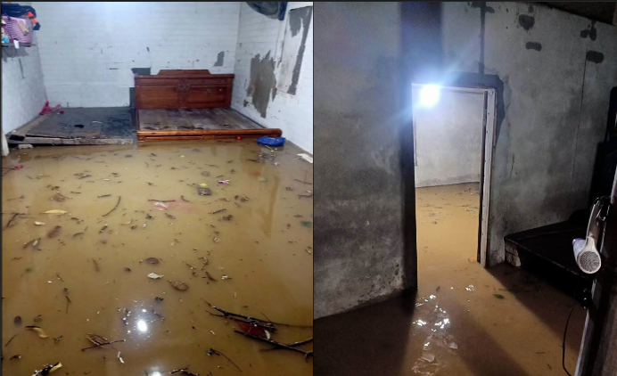 Lượng nước lớn từ các khu vực dốc cao đổ về khiến nhiều hộ dân sinh sống hai bên đường bị nước tràn vào nhà.