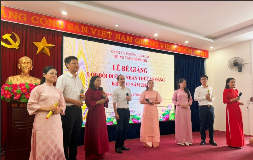 Mở đầu chương trình, sau phần giới thiệu là các tiết mục văn nghệ đặc sắc do chính các học viên dàn dựng và biểu diễn. Ảnh Du Kỷ