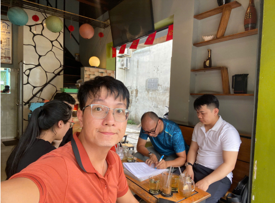 “Mơ Có Cái Nhà” và câu chuyện: Một căn nhà tốt có thực sự chỉ được đo bằng giá? Nguyễn Thanh Luân trong một buổi khảo sát nhà cùng khách hàng.
