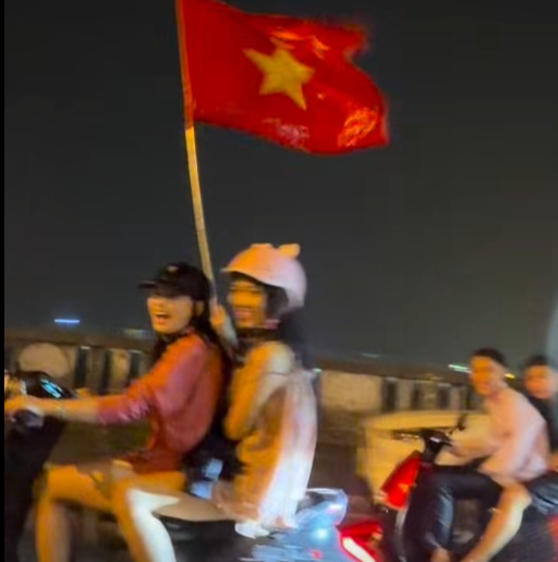 Dù hòa mình vào không khí cổ vũ đội tuyển Việt Nam, các bạn trẻ vẫn nghiêm túc chấp hành quy định về an toàn giao thông. Ảnh Du Kỷ