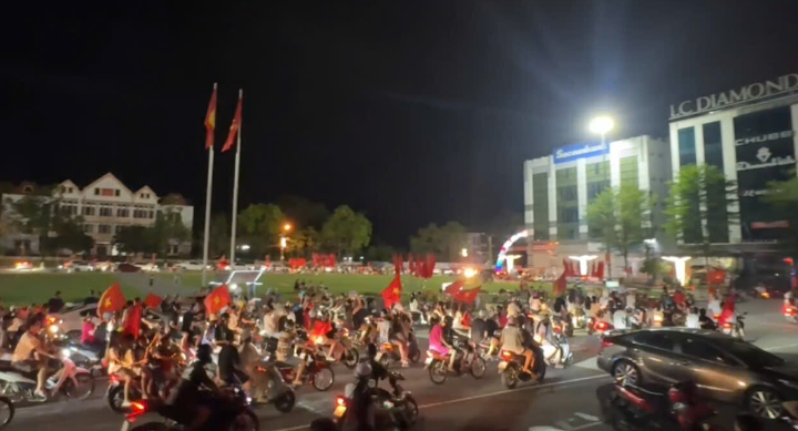 Trước khi trời đổ mưa, đông đảo người dân đã xuống đường hòa chung không khí ăn mừng.