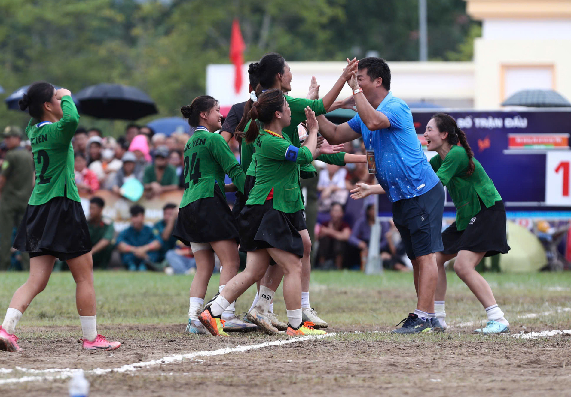 Lục Yên thắng kịch tính Đak Đoa, vô địch VTV Cup 2026 3 bong da dan toc 22 1067
