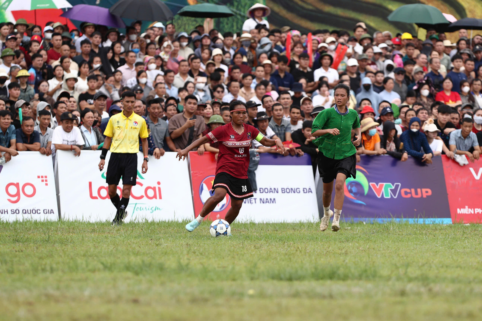 Lục Yên thắng kịch tính Đak Đoa, vô địch VTV Cup 2026 2 Ở những phút cuối trận, Đak Đoa dồn toàn lực lên tấn công nhằm tìm kiếm bàn gỡ. Tuy nhiên, Lục Yên thi đấu đầy tỉnh táo, bảo toàn lợi thế và khép lại trận đấu với chiến thắng 2-1. Ảnh VTV5