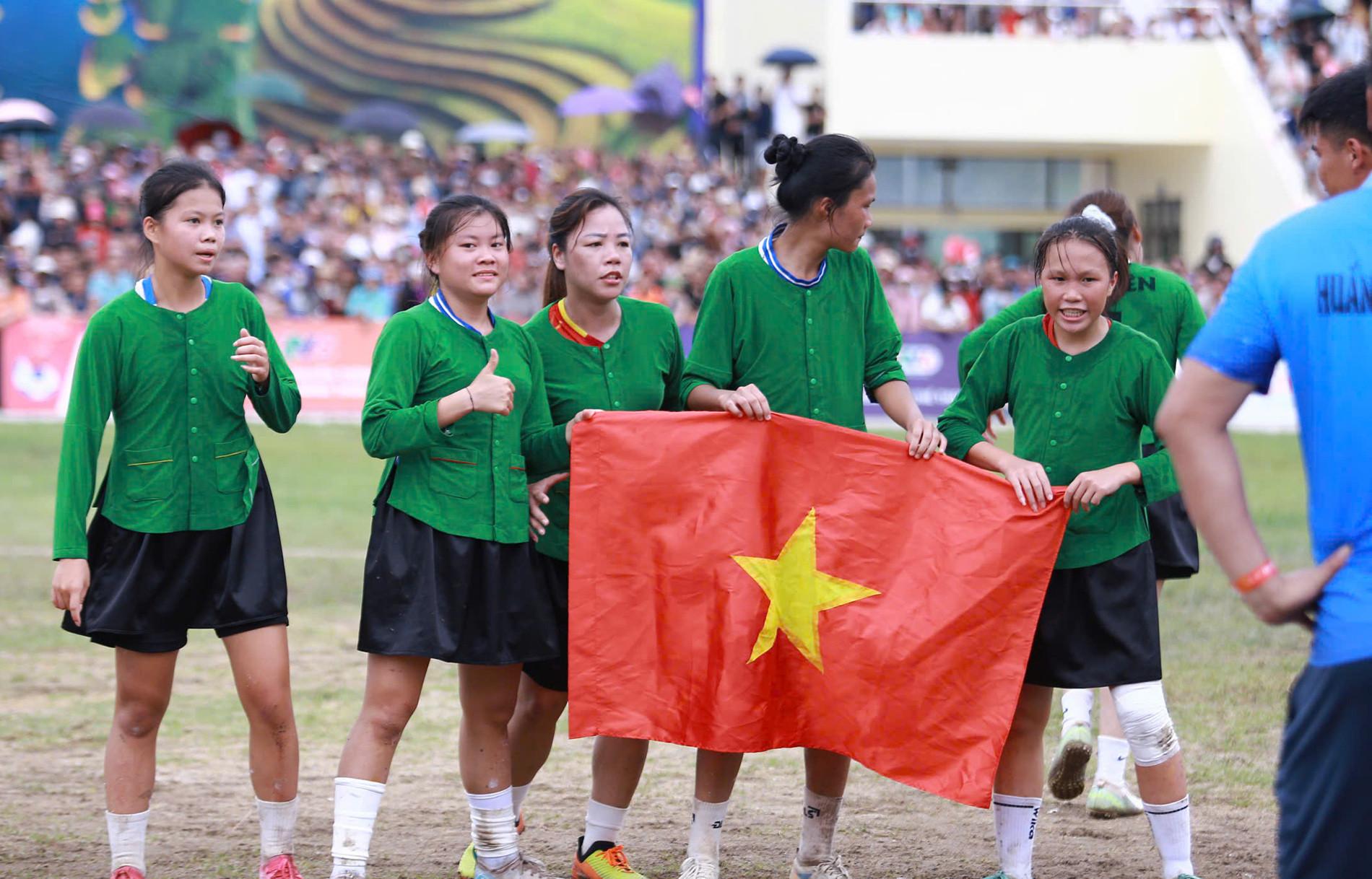 Lục Yên thắng kịch tính Đak Đoa, vô địch VTV Cup 2026 4 Các cô gái Lục Yên vỡ òa trong niềm vui sau khi đánh bại Đak Đoa, qua đó chính thức lên ngôi vô địch VTV Cup 2026. Ảnh VTV5