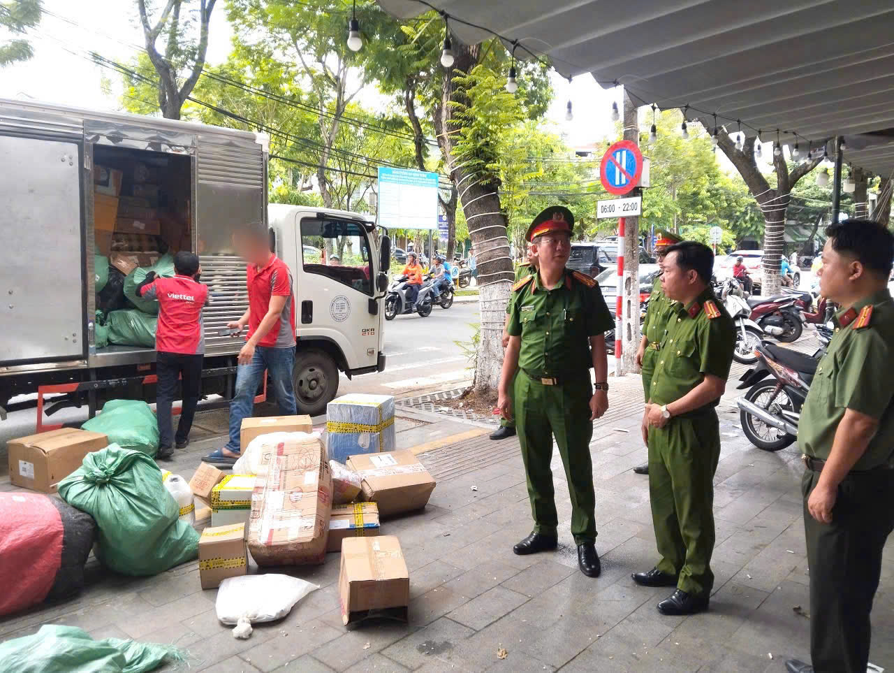 Công an thử test ma túy đối với shipper công nghệ và nhân viên giao hàng tại 5 bưu cục, kho hàng - Ảnh: Công an Đà Nẵng