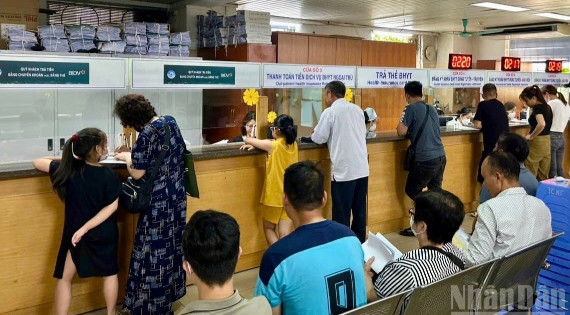 Người dân đăng ký khám, chữa bệnh tại Bệnh viện. (Ảnh: ĐỖ THOA)