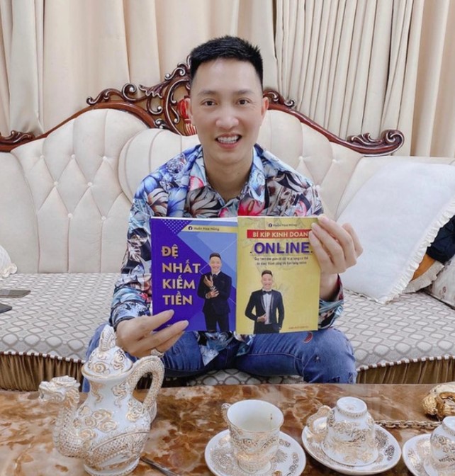Huấn Hoa Hồng quảng cáo bán sách trên Fanpage - Ảnh: Facebook nhân vật