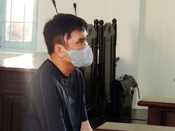 Bị cáo Nguyễn Văn Bảo Trung tại phiên tòa, sáng 28/8. Ảnh: An Bình