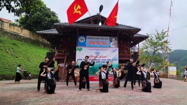 Trình diễn văn nghệ của người dân tộc Thái tại Tết Độc lập năm 2025 ở Than Uyên. (Ảnh xã Than Uyên cung cấp)