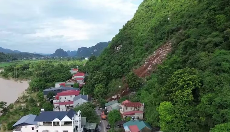 Khu vực sạt lở sáng 24/8. (Ảnh: Trang tin Chi Lăng)