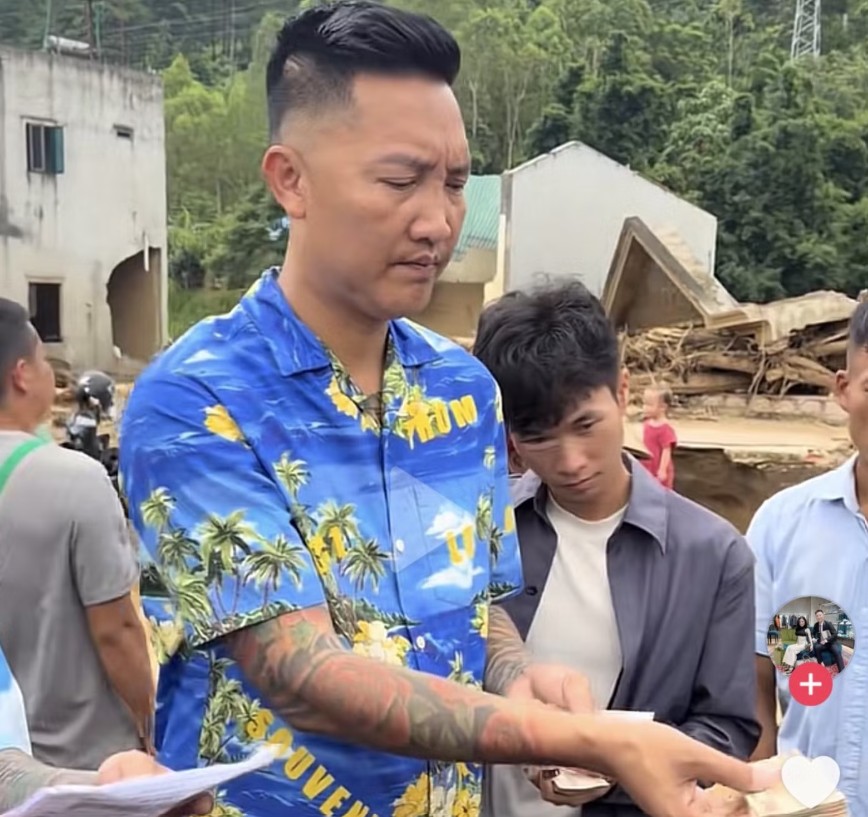 Huấn Hoa Hồng từng tự ghép hình ảnh đi từ thiện với nghệ sĩ 2 Hình ảnh video gốc của VTV, cụ bà xuất hiện trong video được thay thế bằng hình ảnh của Huấn Hoa Hồng - Ảnh: VTV