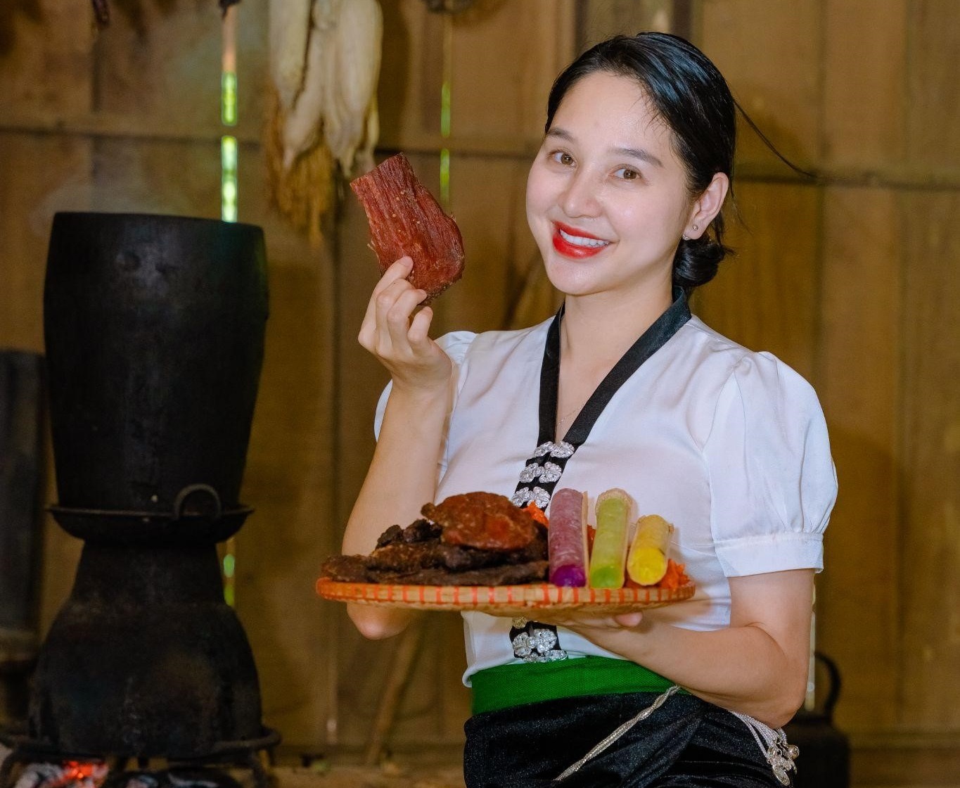 Huyền Huho quảng bá đặc sản Tây Bắc. Ảnh: Huhu Food.