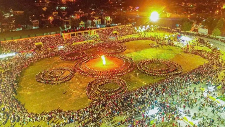 Vòng đại xòe đoàn kết tại Tết Độc lập năm 2025 tại Than Uyên. (Ảnh xã Than Uyên cung cấp)