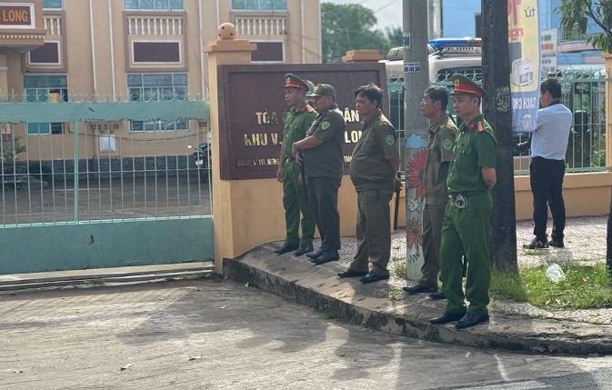 Cảnh sát giữ an ninh trật tự từ ngoài cổng tòa vào phòng xét xử. Ảnh: An Bình