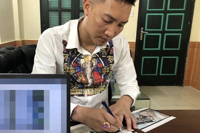 Huấn Hoa Hồng tại cơ quan điều tra - Ảnh: Công an cung cấp