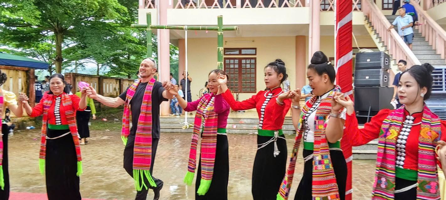 Du khách trải nghiệm lễ hội Tết Xíp Xí