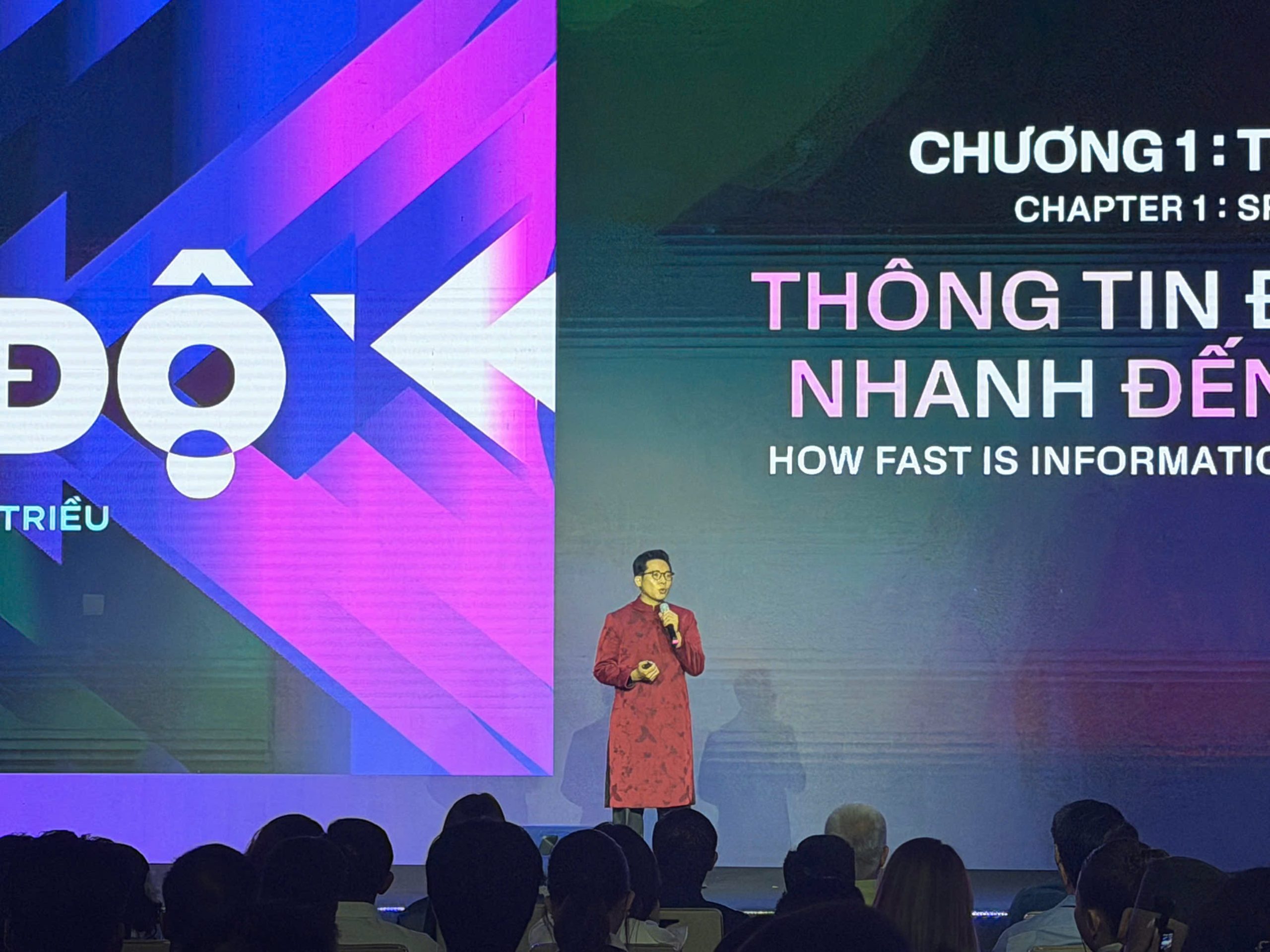 KOL thời AI: Sức ảnh hưởng càng lớn, trách nhiệm càng cao 4 Nhà sáng tạo nội dung Đặng Nam Hải Triều phát biểu tại hội nghị, đồng thời đưa ra video minh họa về công nghệ giả mạo bằng AI. Video cho thấy chỉ trong vài phút, nội dung từ việc mua một chiếc xe trị giá vài trăm triệu đồng được biến đổi thành hình ảnh đi mua xe sang.