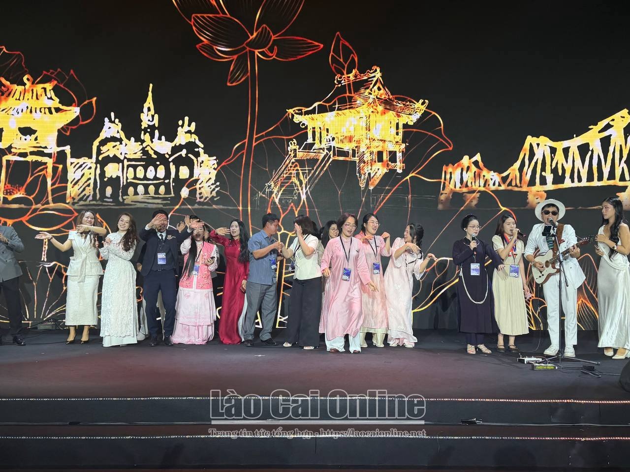 Hình ảnh toàn cảnh Hội nghị KOL toàn quốc 2026: Khi sức ảnh hưởng gắn với niềm tin số 19 Các nghệ sĩ, KOL và khách mời tham dự tiệc tối, cùng giao lưu và thưởng thức những tiết mục văn nghệ trong không khí thân mật, sôi nổi. Ảnh Du Kỷ
