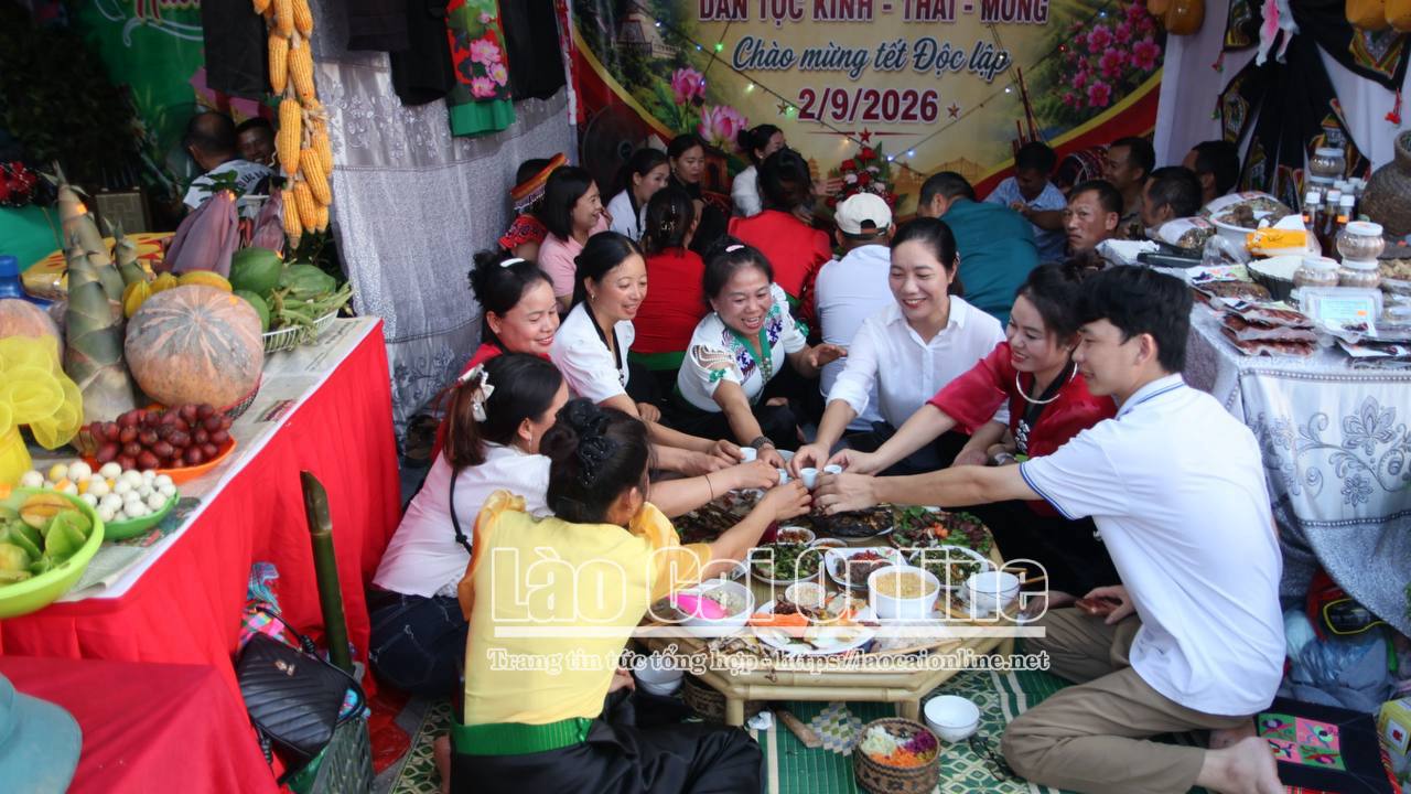 Người dân, du khách hào hứng thưởng thức những món ăn tại các mâm cơm dự thi.