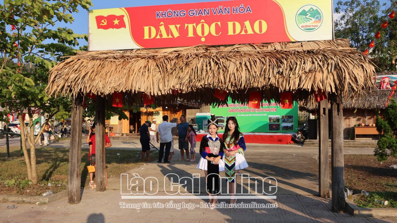 Các vị khách từ nhiều phương xa đến tham quan và tham dự Lễ hội Tết Độc lập tại Than Uyên. Ảnh Du Kỷ