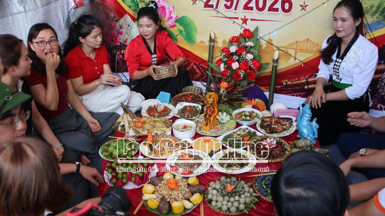 Hội thi ẩm thực truyền thống là một trong những hoạt động nổi bật trong khuôn khổ Lễ hội Tết Độc lập tại Than Uyên. Ảnh Du Kỷ