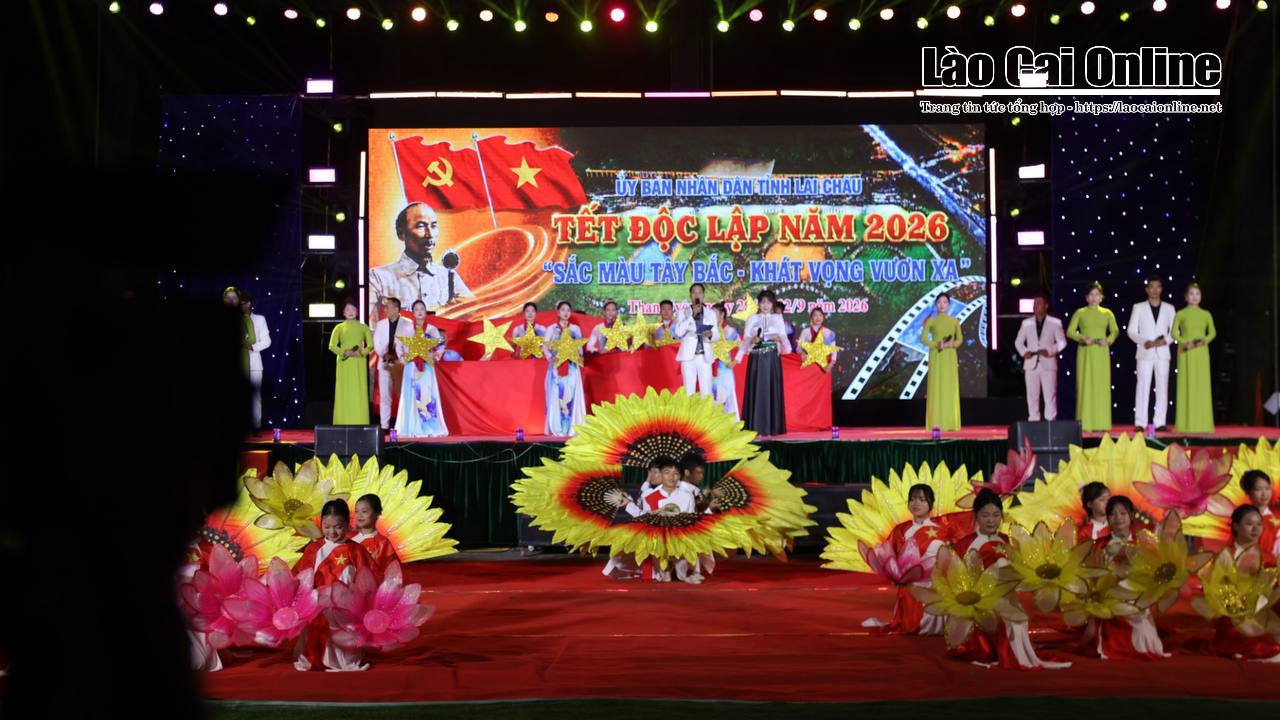 Tiết mục văn nghệ mở màn chương trình Tết Độc lập năm 2026 với chủ đề “Sắc màu Tây Bắc – Khát vọng vươn xa. Ảnh Du Kỷ
