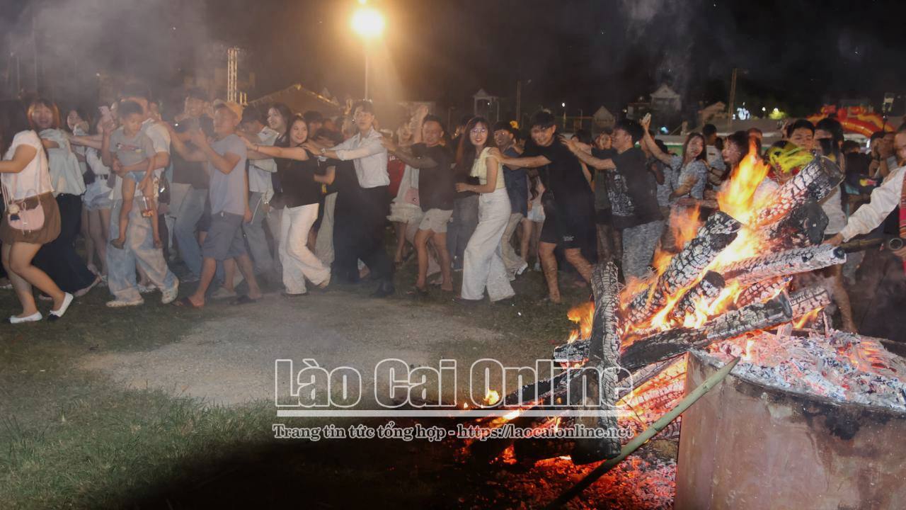 Ngọn lửa đã tắt, nhưng các nam thanh, nữ tú và du khách vẫn tiếp tục nối vòng tay, hòa cùng tiếng hát vang giữa đêm hội.